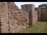 08178 ostia - regio v - via dell'invidioso - edificio (v,iv,3) - nordseite - 1. raum von westen - ostwand - 06-2024.jpg